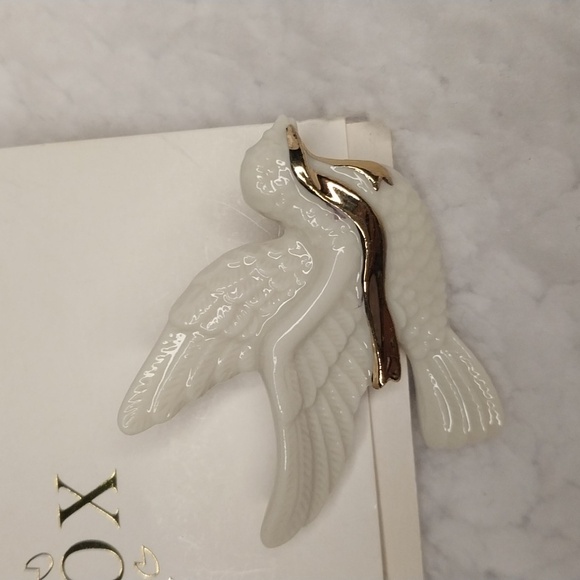 Lenox Brooch Set. 2 pins 24KT gold on Cream Porcelain. Bird and Hat - Picture 5 of 7